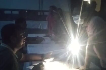 In Bettiah Medical College, OPD was done with the help of mobile flashlight for two hours, patients were seen troubled by the heat.